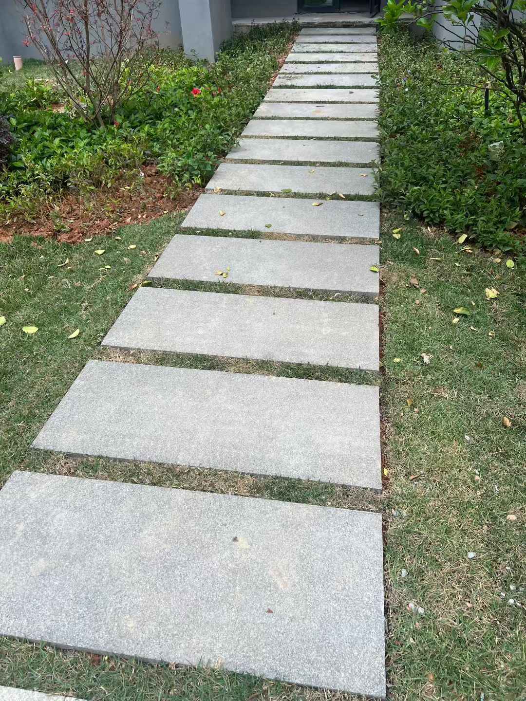 温州 芝麻黑小区踏步、汀步石铺装效果