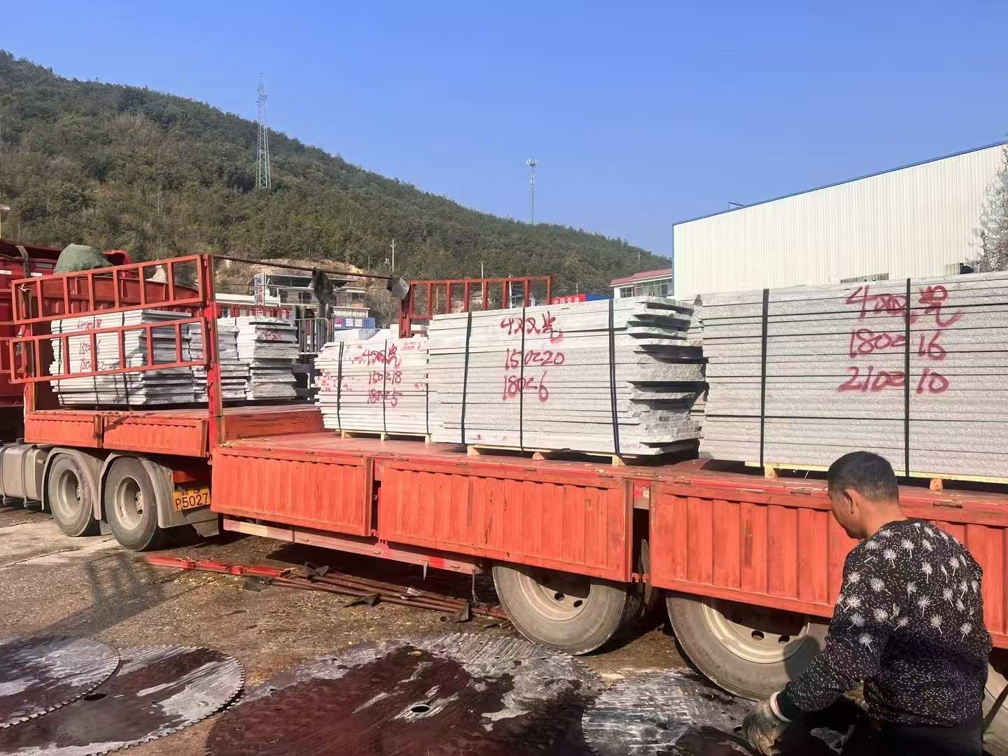 温州 芝麻灰花岗岩光面毛板出货日常